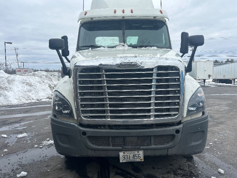 Day Cab Tractor-Heavy Duty Tractors-Freightliner-2018-Cascadia 12564ST-Londonderry-NH-282,201\n\t\tmiles-$ 39,000 - Image 2