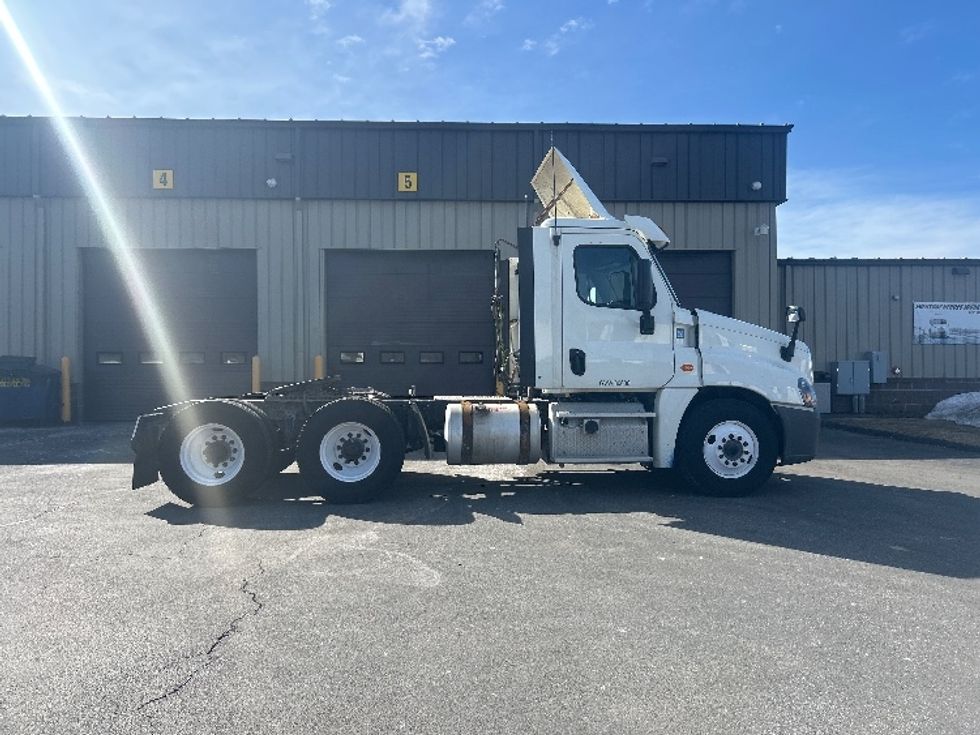 Day Cab Tractor-Heavy Duty Tractors-Freightliner-2018-Cascadia 12564ST-Londonderry-NH-282,201\n\t\tmiles-$ 39,000 - Image 8