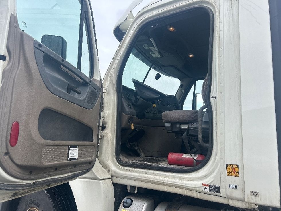 Day Cab Tractor-Heavy Duty Tractors-Freightliner-2018-Cascadia 12564ST-Londonderry-NH-282,201\n\t\tmiles-$ 39,000 - Image 9