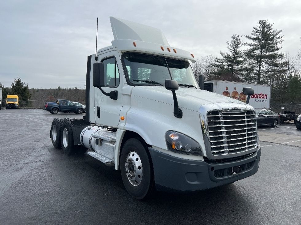Day Cab Tractor-Heavy Duty Tractors-Freightliner-2018-Cascadia 12564ST-Londonderry-NH-284,470\n\t\tmiles-$ 45,250 - Image 1