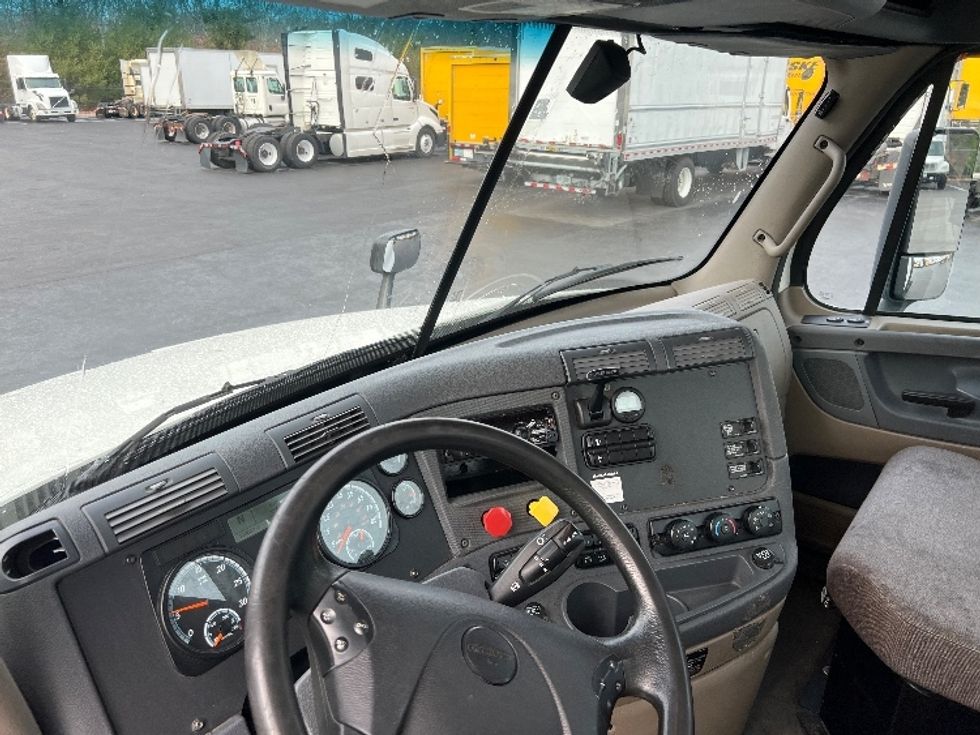 Day Cab Tractor-Heavy Duty Tractors-Freightliner-2018-Cascadia 12564ST-Londonderry-NH-284,470\n\t\tmiles-$ 45,250 - Image 10