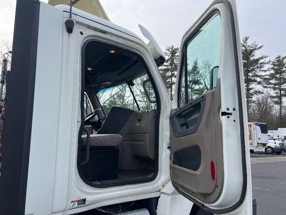 Day Cab Tractor-Heavy Duty Tractors-Freightliner-2018-Cascadia 12564ST-Londonderry-NH-284,470\n\t\tmiles-$ 45,250 - Image 12
