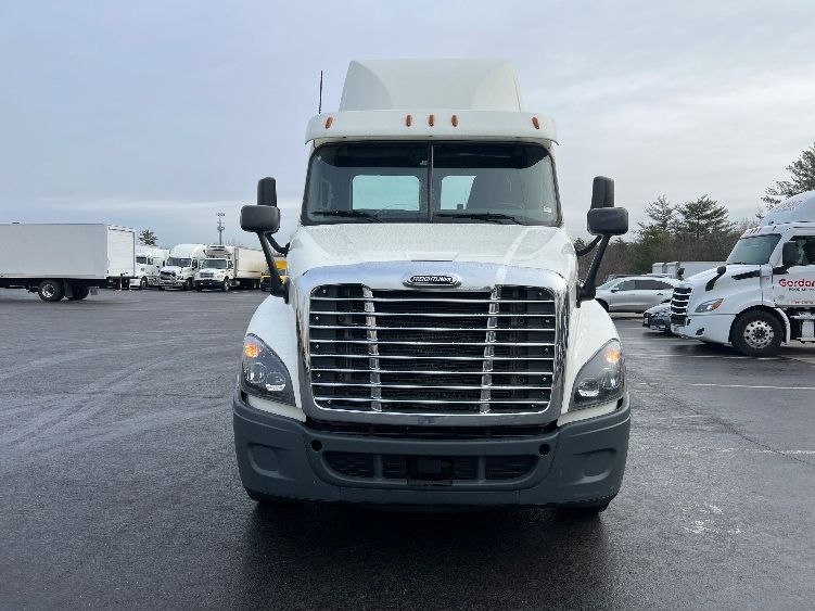 2018 Freightliner Cascadia 125" Sleeper Cab photo 2