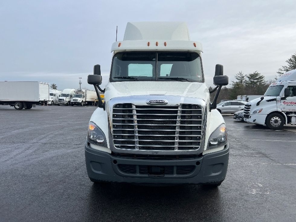 Day Cab Tractor-Heavy Duty Tractors-Freightliner-2018-Cascadia 12564ST-Londonderry-NH-284,470\n\t\tmiles-$ 45,250 - Image 2