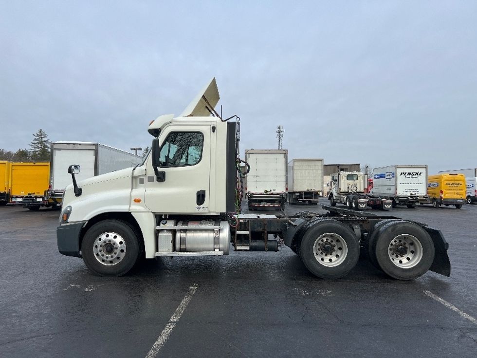 2018 Freightliner Cascadia 125" Sleeper Cab photo 4