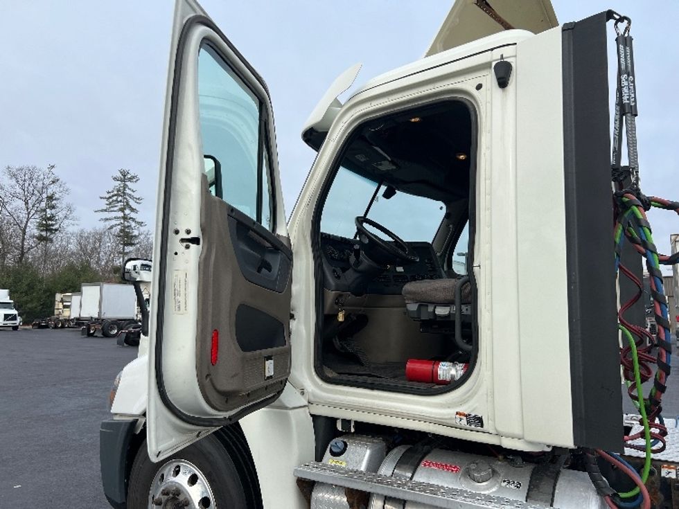 Day Cab Tractor-Heavy Duty Tractors-Freightliner-2018-Cascadia 12564ST-Londonderry-NH-284,470\n\t\tmiles-$ 45,250 - Image 9