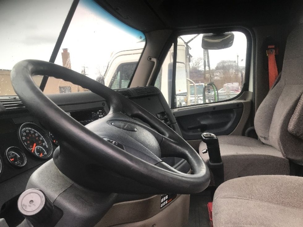 Day Cab Tractor-Heavy Duty Tractors-Freightliner-2018-Cascadia 12564ST-Londonderry-NH-329,629\n\t\tmiles-$ 37,500 - Image 10