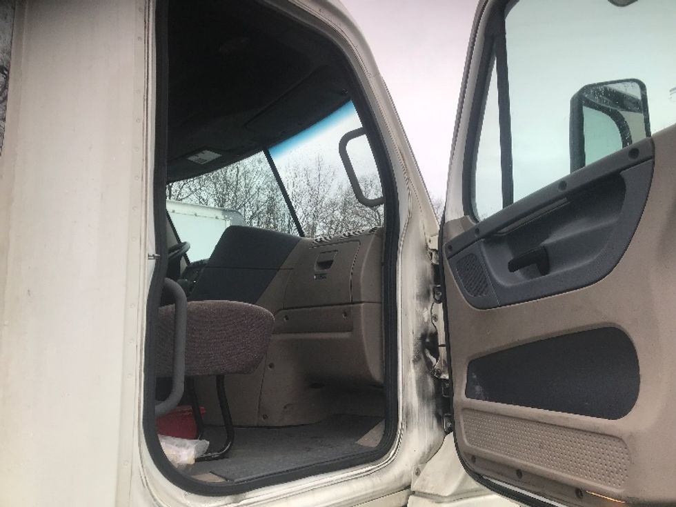 Day Cab Tractor-Heavy Duty Tractors-Freightliner-2018-Cascadia 12564ST-Londonderry-NH-329,629\n\t\tmiles-$ 37,500 - Image 12