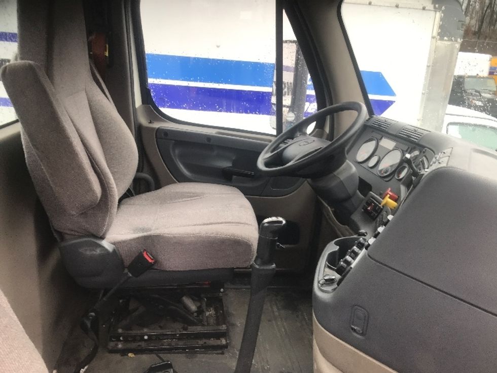 Day Cab Tractor-Heavy Duty Tractors-Freightliner-2018-Cascadia 12564ST-Londonderry-NH-329,629\n\t\tmiles-$ 37,500 - Image 14