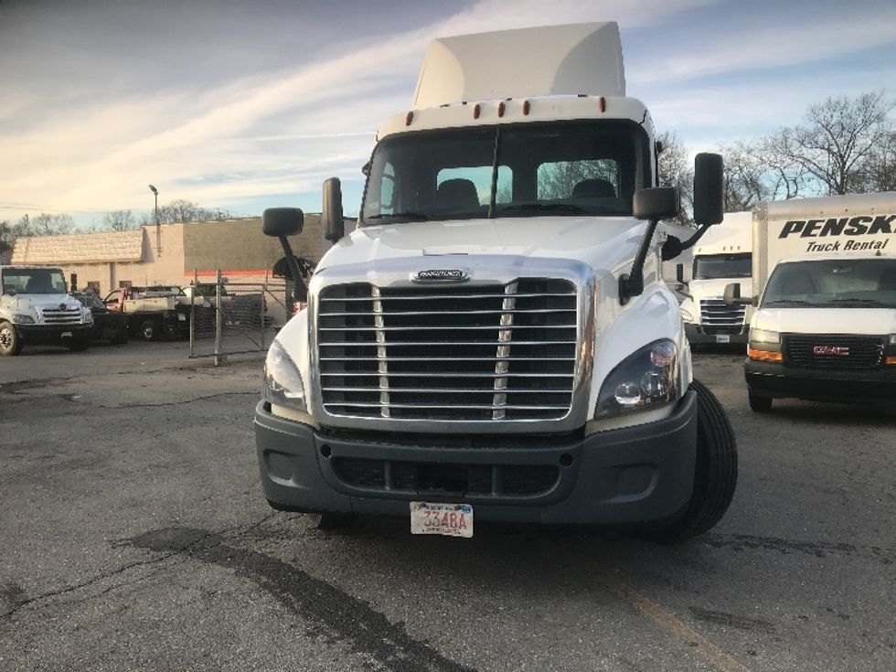 Day Cab Tractor-Heavy Duty Tractors-Freightliner-2018-Cascadia 12564ST-Londonderry-NH-329,629\n\t\tmiles-$ 37,500 - Image 2