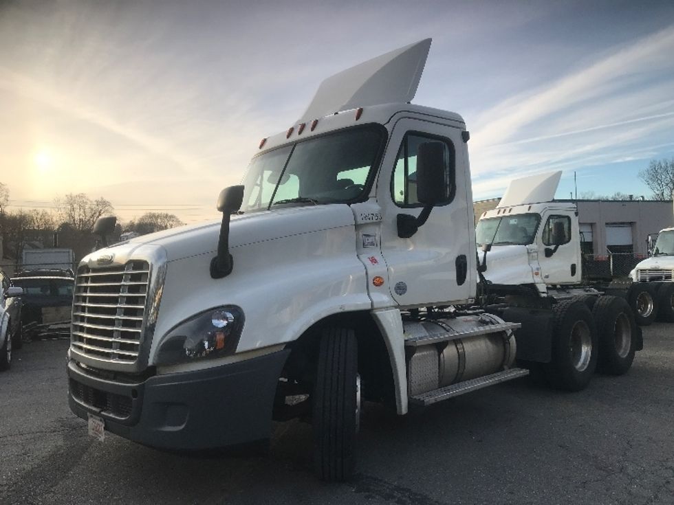 Day Cab Tractor-Heavy Duty Tractors-Freightliner-2018-Cascadia 12564ST-Londonderry-NH-329,629\n\t\tmiles-$ 37,500 - Image 3