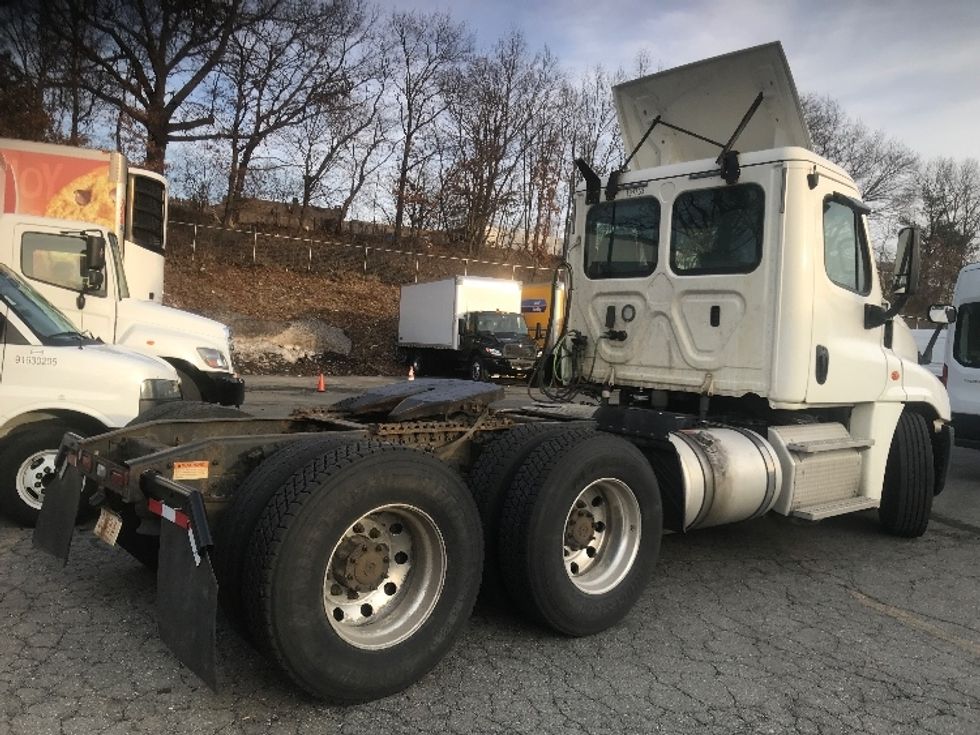Day Cab Tractor-Heavy Duty Tractors-Freightliner-2018-Cascadia 12564ST-Londonderry-NH-329,629\n\t\tmiles-$ 37,500 - Image 7