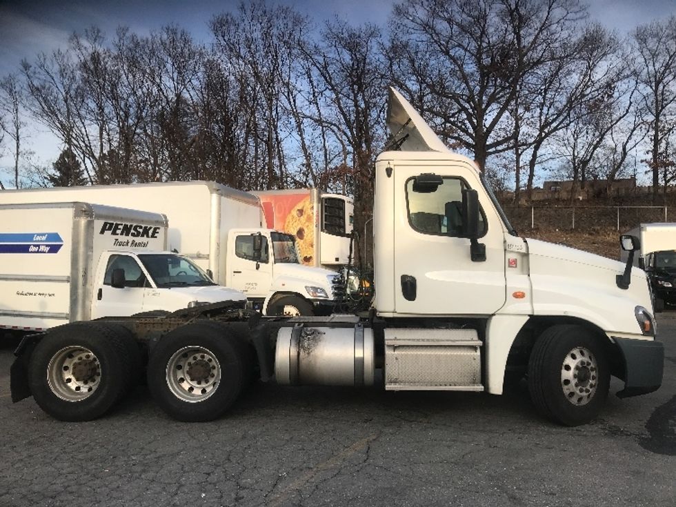 Day Cab Tractor-Heavy Duty Tractors-Freightliner-2018-Cascadia 12564ST-Londonderry-NH-329,629\n\t\tmiles-$ 37,500 - Image 8