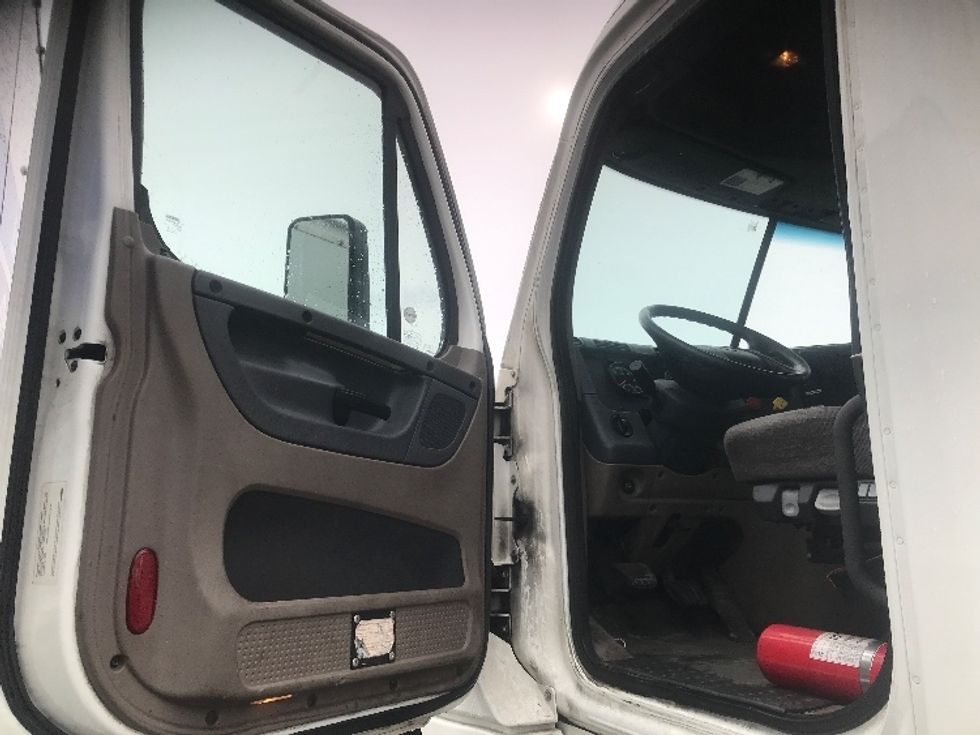 Day Cab Tractor-Heavy Duty Tractors-Freightliner-2018-Cascadia 12564ST-Londonderry-NH-329,629\n\t\tmiles-$ 37,500 - Image 9