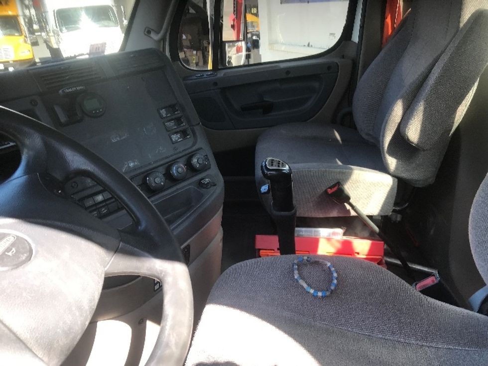 Day Cab Tractor-Heavy Duty Tractors-Freightliner-2018-Cascadia 12564ST-Londonderry-NH-345,125\n\t\tmiles-$ 36,750 - Image 10