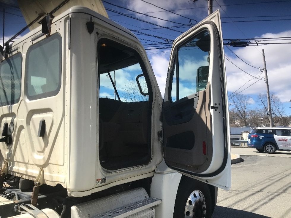 Day Cab Tractor-Heavy Duty Tractors-Freightliner-2018-Cascadia 12564ST-Londonderry-NH-345,125\n\t\tmiles-$ 36,750 - Image 12