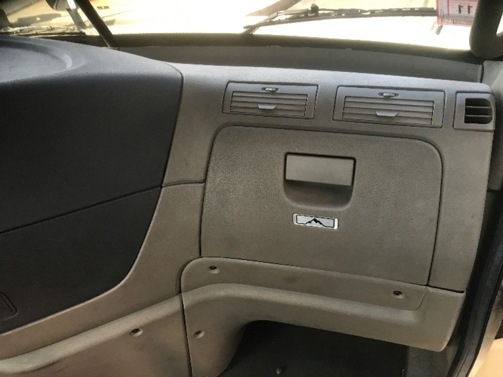 Day Cab Tractor-Heavy Duty Tractors-Freightliner-2018-Cascadia 12564ST-Londonderry-NH-345,125\n\t\tmiles-$ 36,750 - Image 13