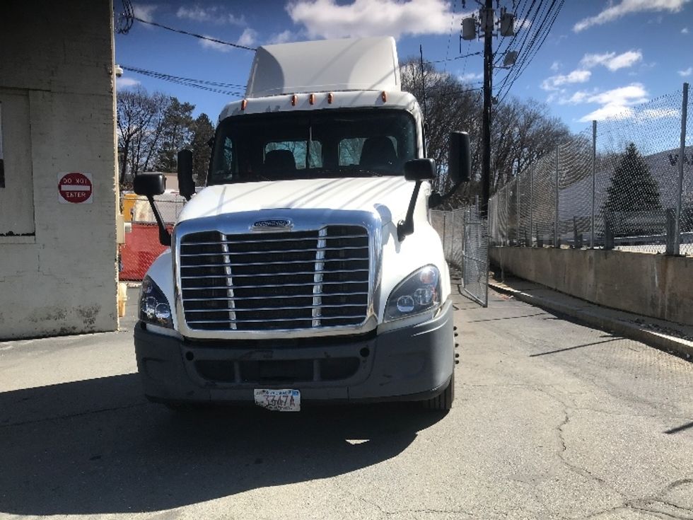 Day Cab Tractor-Heavy Duty Tractors-Freightliner-2018-Cascadia 12564ST-Londonderry-NH-345,125\n\t\tmiles-$ 36,750 - Image 2