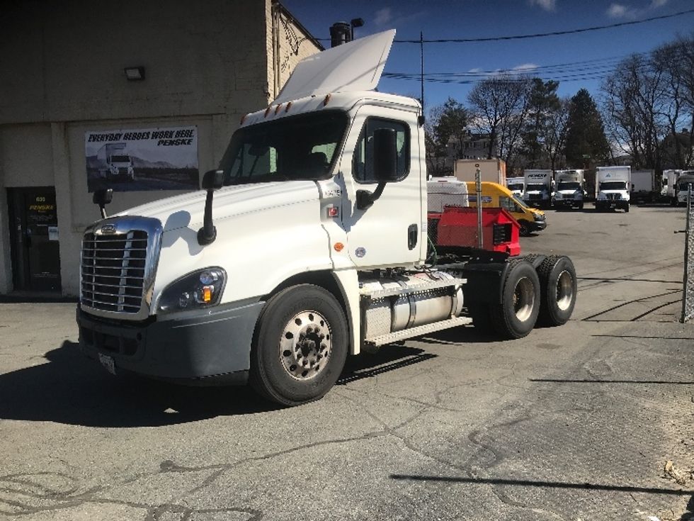 Day Cab Tractor-Heavy Duty Tractors-Freightliner-2018-Cascadia 12564ST-Londonderry-NH-345,125\n\t\tmiles-$ 36,750 - Image 3