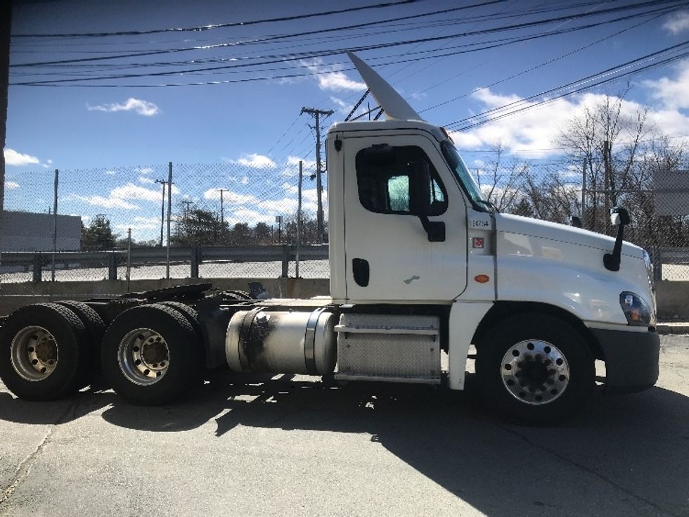 Day Cab Tractor-Heavy Duty Tractors-Freightliner-2018-Cascadia 12564ST-Londonderry-NH-345,125\n\t\tmiles-$ 36,750 - Image 8