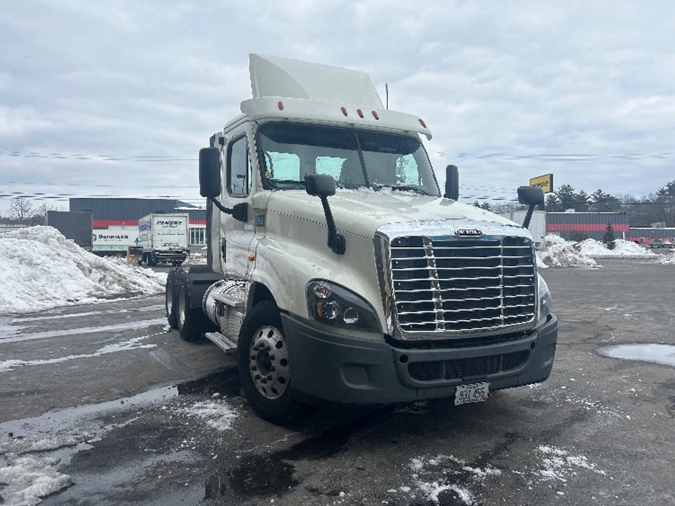 Day Cab Tractor-Heavy Duty Tractors-Freightliner-2018-Cascadia 12564ST-Londonderry-NH-394,274\n\t\tmiles-$ 37,750 - Image 1