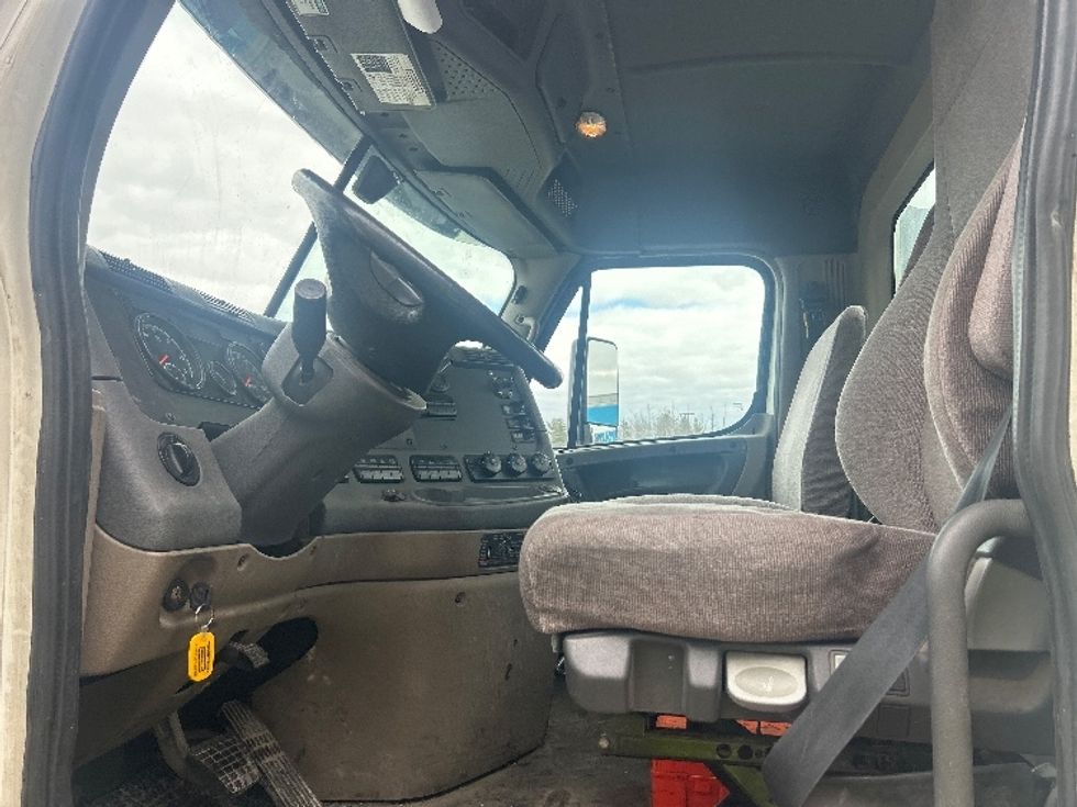 Day Cab Tractor-Heavy Duty Tractors-Freightliner-2018-Cascadia 12564ST-Londonderry-NH-394,274\n\t\tmiles-$ 37,750 - Image 10