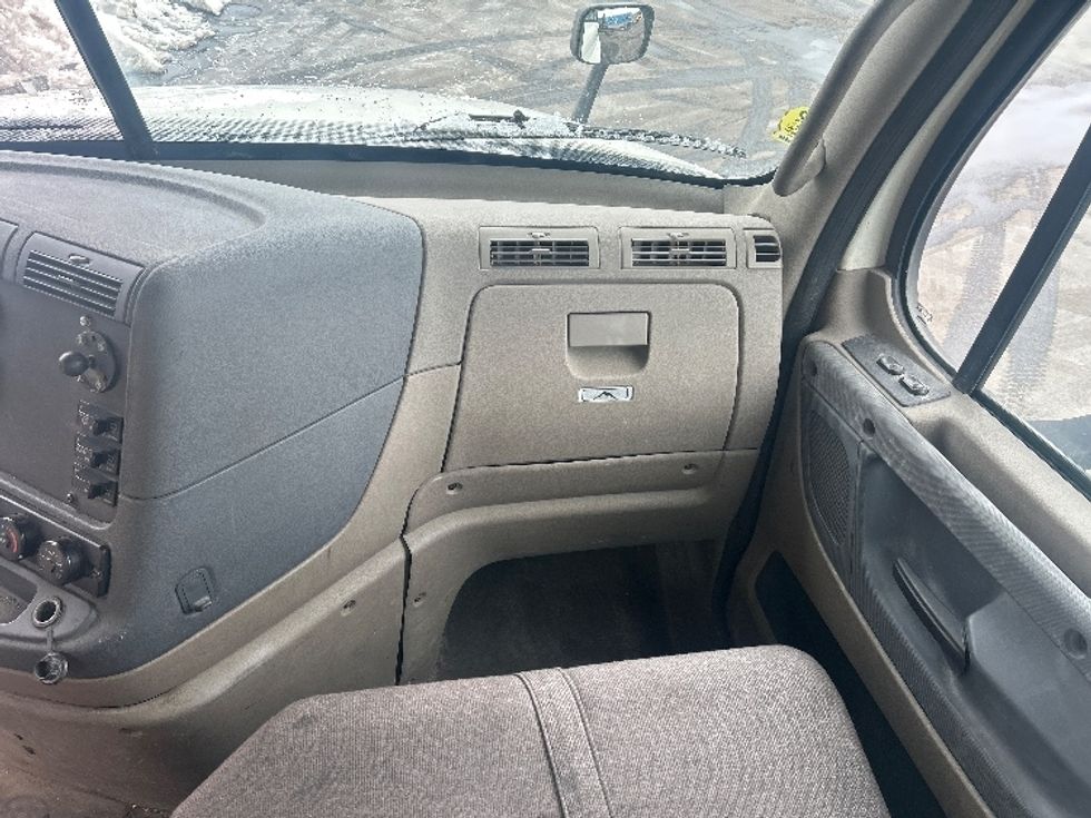 Day Cab Tractor-Heavy Duty Tractors-Freightliner-2018-Cascadia 12564ST-Londonderry-NH-394,274\n\t\tmiles-$ 37,750 - Image 13