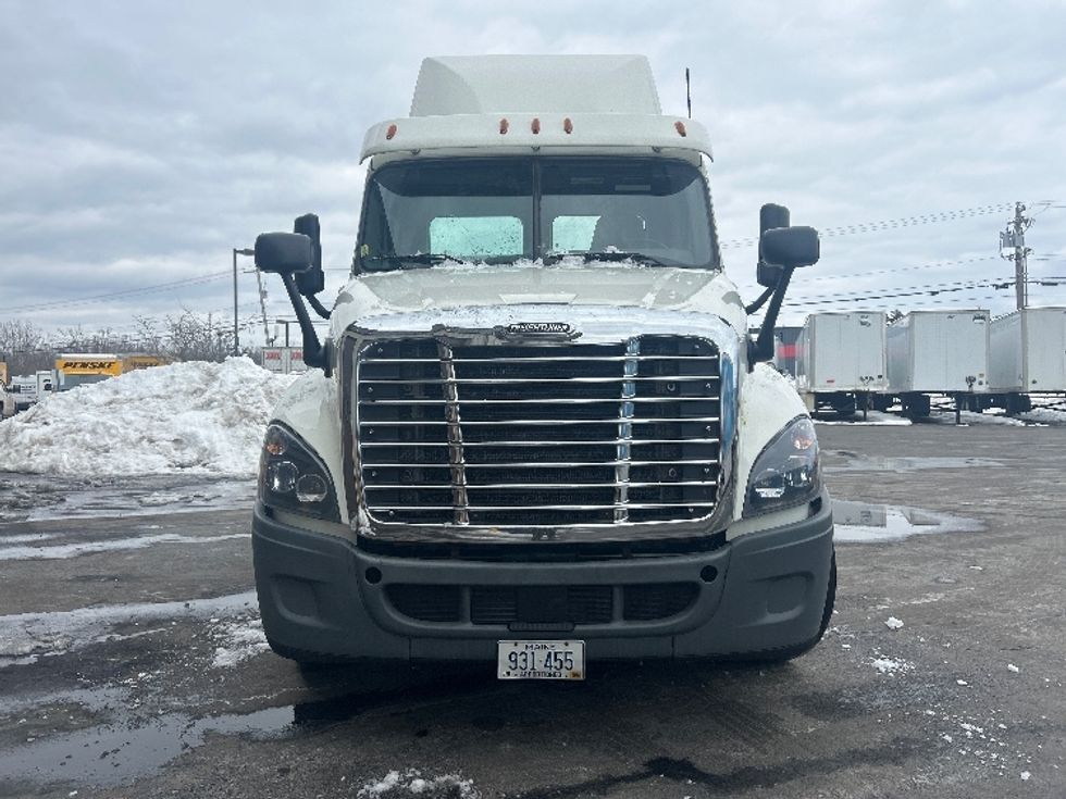 Day Cab Tractor-Heavy Duty Tractors-Freightliner-2018-Cascadia 12564ST-Londonderry-NH-394,274\n\t\tmiles-$ 37,750 - Image 2