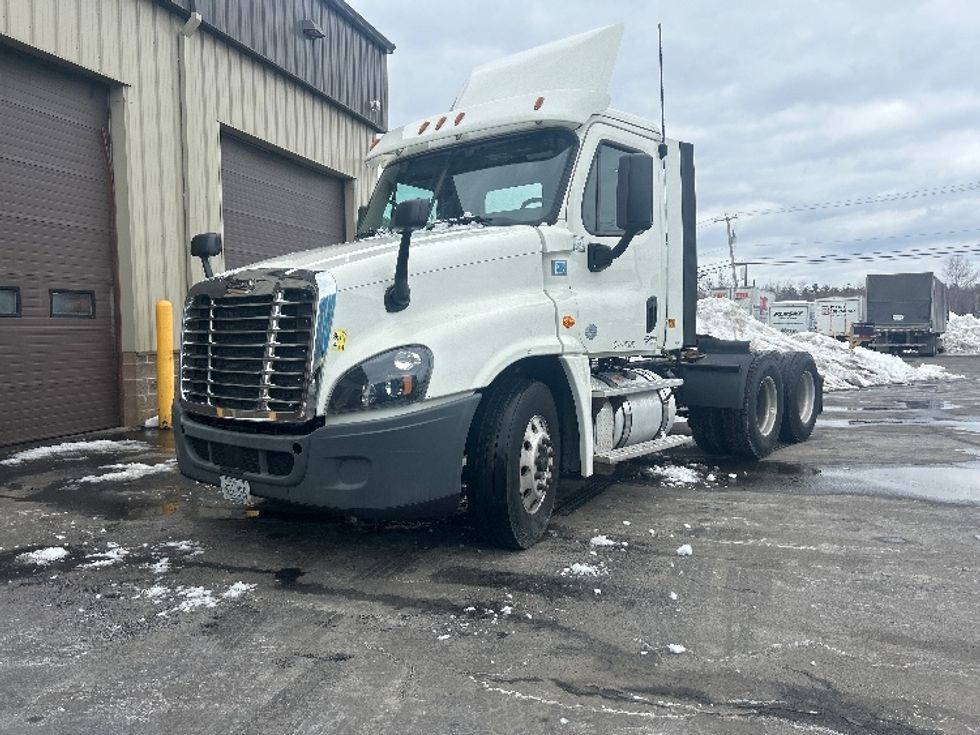 Day Cab Tractor-Heavy Duty Tractors-Freightliner-2018-Cascadia 12564ST-Londonderry-NH-394,274\n\t\tmiles-$ 37,750 - Image 3