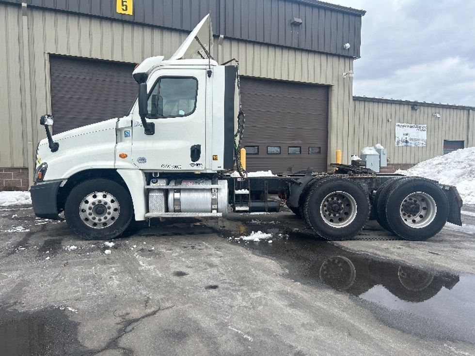 Day Cab Tractor-Heavy Duty Tractors-Freightliner-2018-Cascadia 12564ST-Londonderry-NH-394,274\n\t\tmiles-$ 37,750 - Image 4