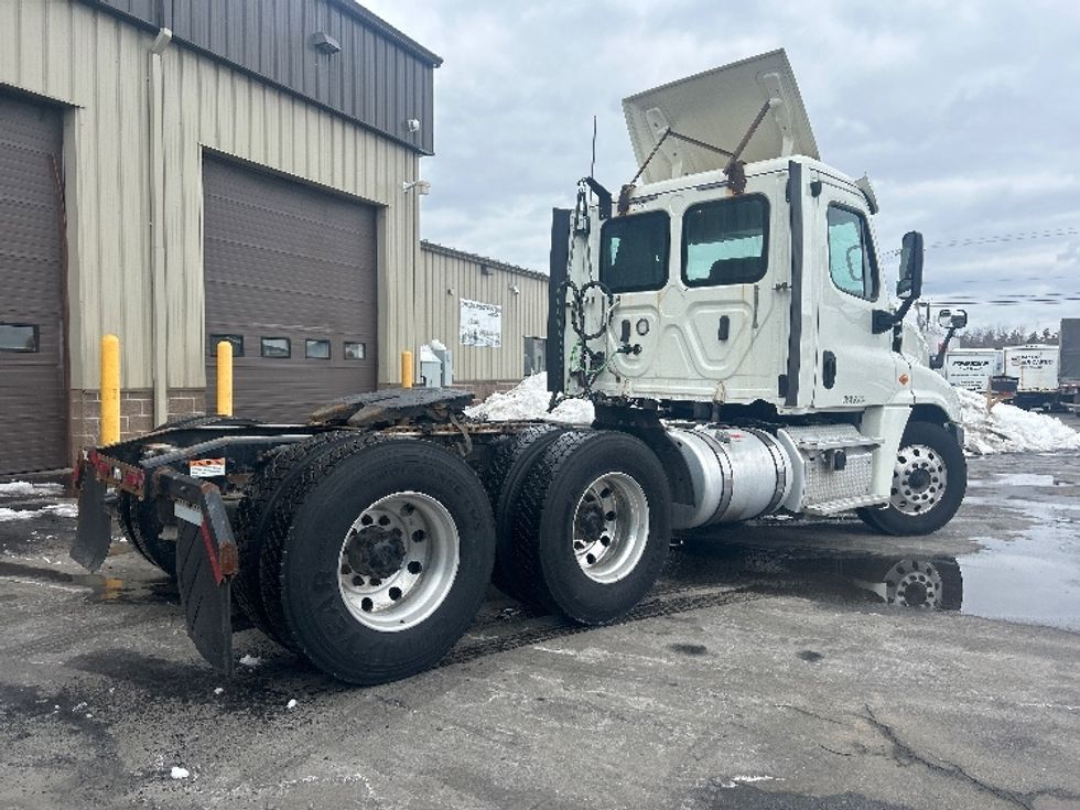 Day Cab Tractor-Heavy Duty Tractors-Freightliner-2018-Cascadia 12564ST-Londonderry-NH-394,274\n\t\tmiles-$ 37,750 - Image 7