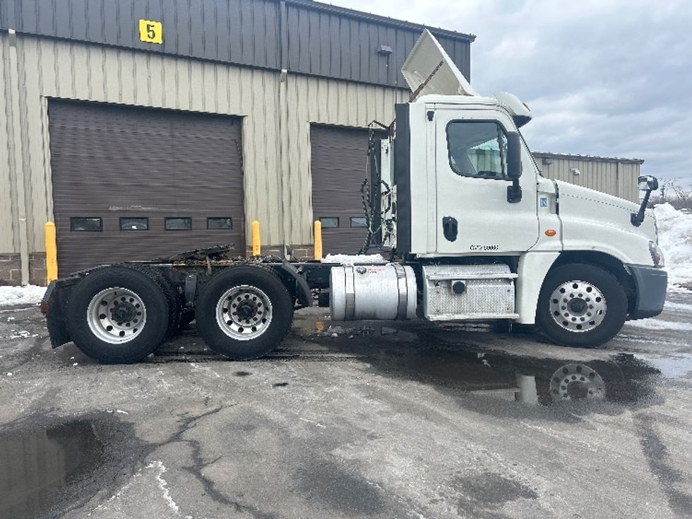 Day Cab Tractor-Heavy Duty Tractors-Freightliner-2018-Cascadia 12564ST-Londonderry-NH-394,274\n\t\tmiles-$ 37,750 - Image 8