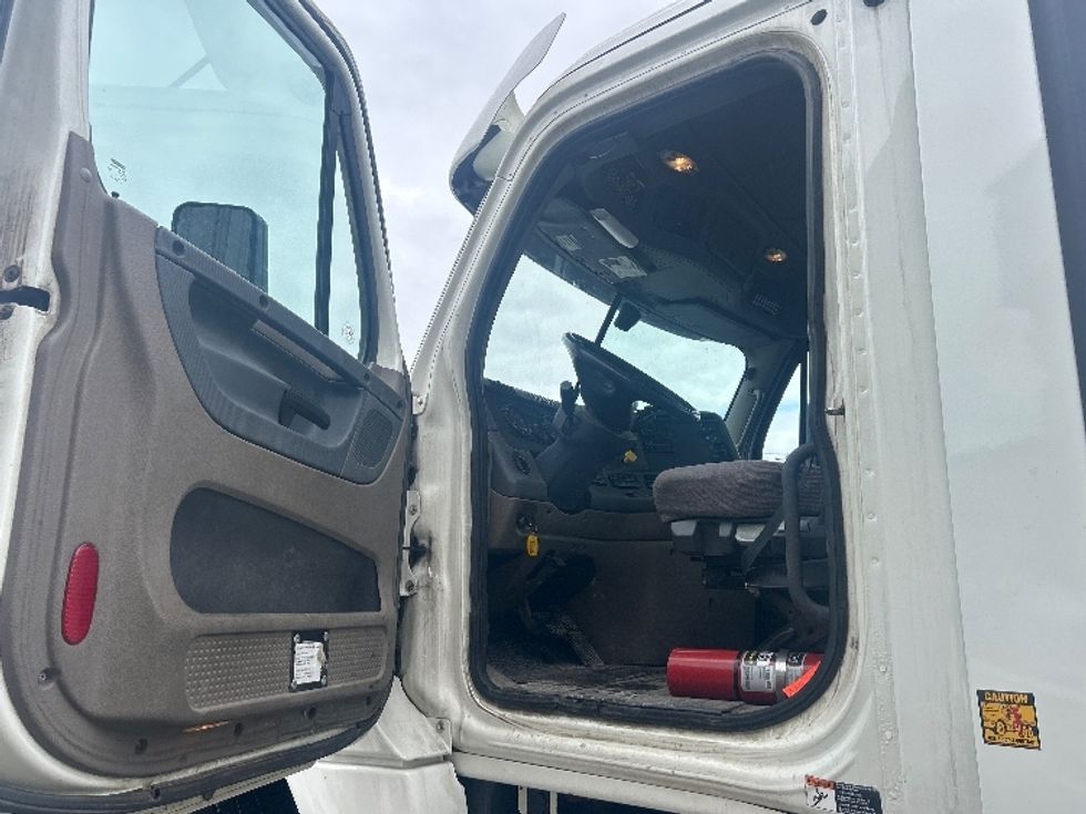 Day Cab Tractor-Heavy Duty Tractors-Freightliner-2018-Cascadia 12564ST-Londonderry-NH-394,274\n\t\tmiles-$ 37,750 - Image 9