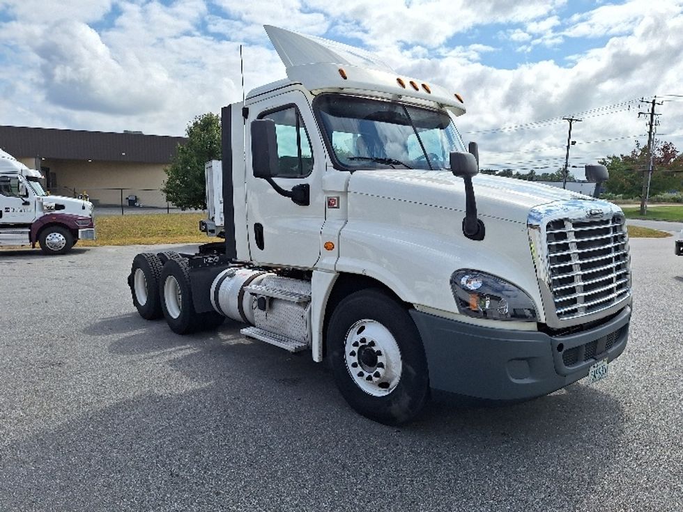 Day Cab Tractor-Heavy Duty Tractors-Freightliner-2018-Cascadia 12564ST-Londonderry-NH-584,694\n\t\tmiles-$ 27,500 - Image 1
