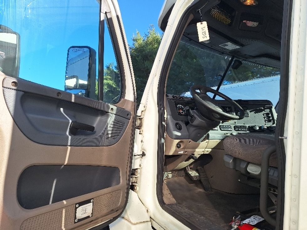 Day Cab Tractor-Heavy Duty Tractors-Freightliner-2018-Cascadia 12564ST-Londonderry-NH-584,694\n\t\tmiles-$ 27,500 - Image 10