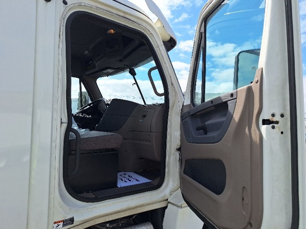 Day Cab Tractor-Heavy Duty Tractors-Freightliner-2018-Cascadia 12564ST-Londonderry-NH-584,694\n\t\tmiles-$ 27,500 - Image 12