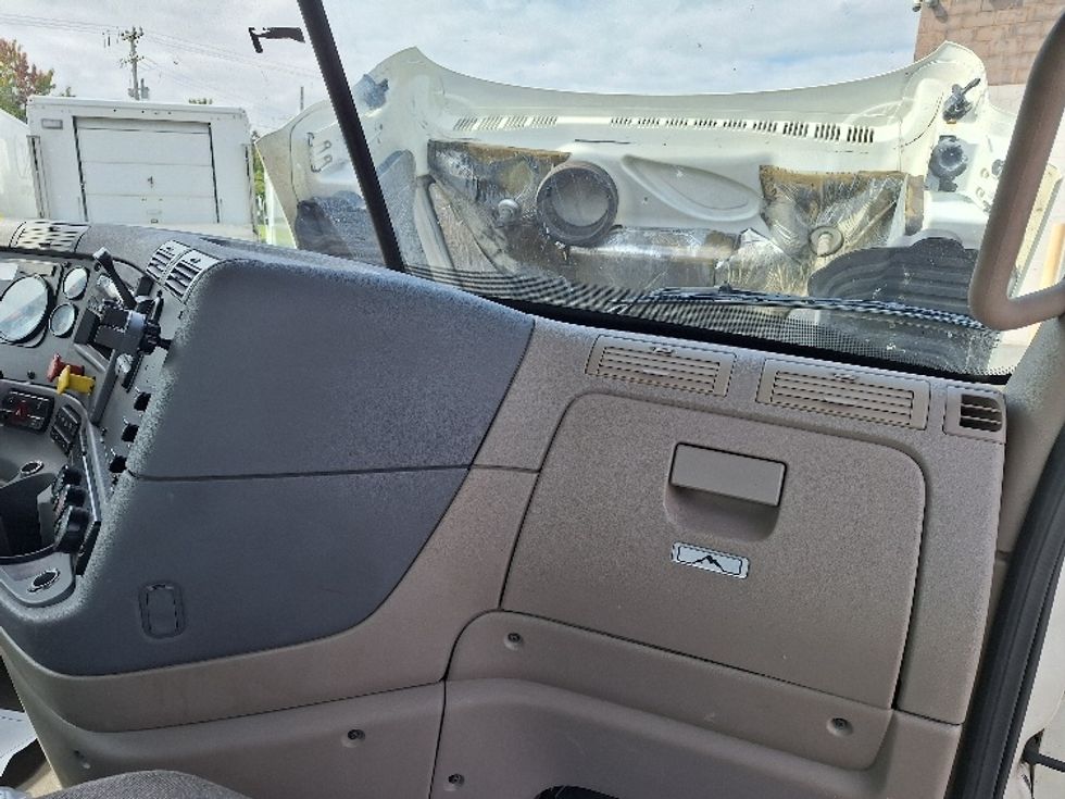 Day Cab Tractor-Heavy Duty Tractors-Freightliner-2018-Cascadia 12564ST-Londonderry-NH-584,694\n\t\tmiles-$ 27,500 - Image 13