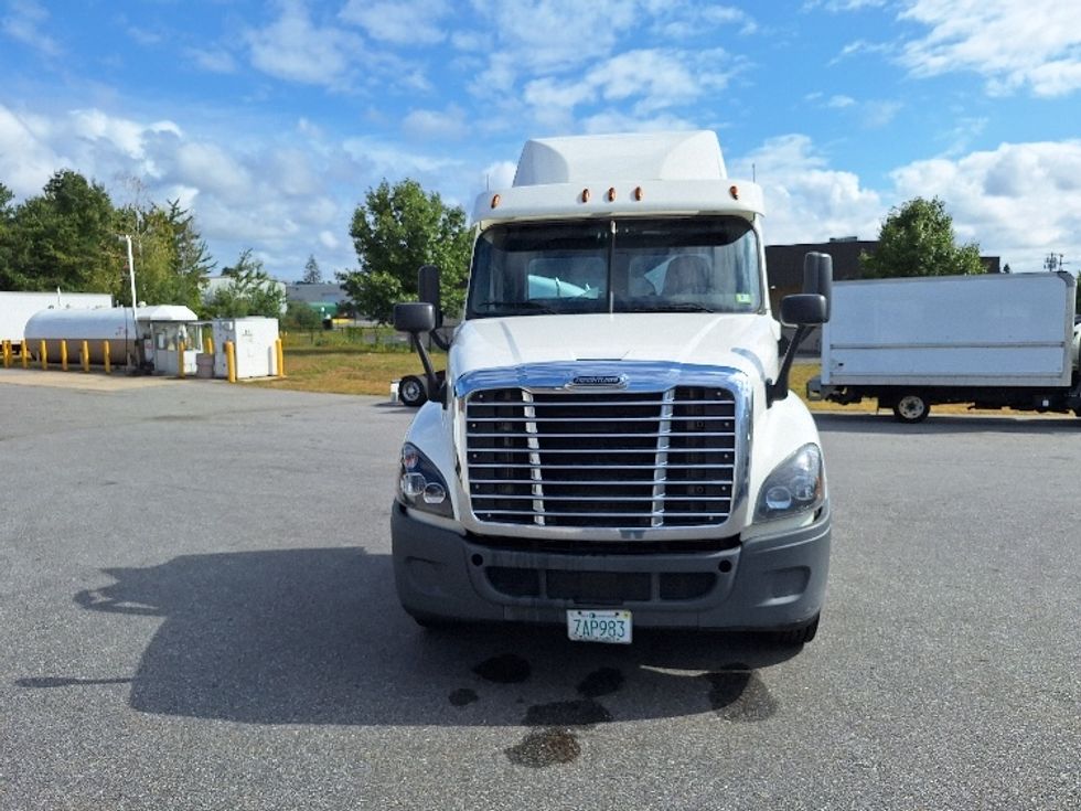 Day Cab Tractor-Heavy Duty Tractors-Freightliner-2018-Cascadia 12564ST-Londonderry-NH-584,694\n\t\tmiles-$ 27,500 - Image 2