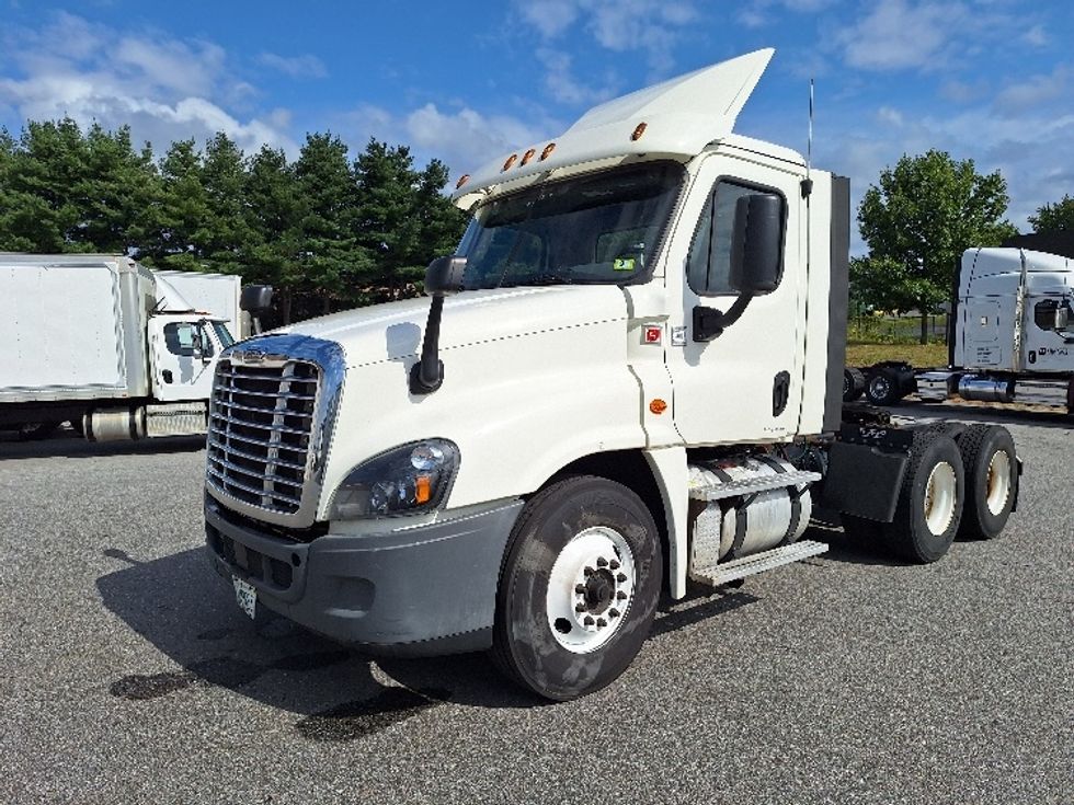 Day Cab Tractor-Heavy Duty Tractors-Freightliner-2018-Cascadia 12564ST-Londonderry-NH-584,694\n\t\tmiles-$ 27,500 - Image 3