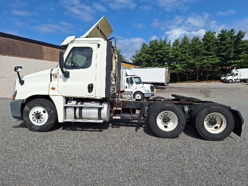 Day Cab Tractor-Heavy Duty Tractors-Freightliner-2018-Cascadia 12564ST-Londonderry-NH-584,694\n\t\tmiles-$ 27,500 - Image 4