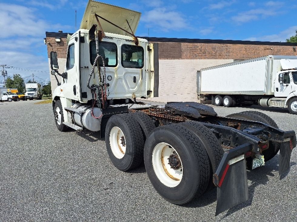 Day Cab Tractor-Heavy Duty Tractors-Freightliner-2018-Cascadia 12564ST-Londonderry-NH-584,694\n\t\tmiles-$ 27,500 - Image 5