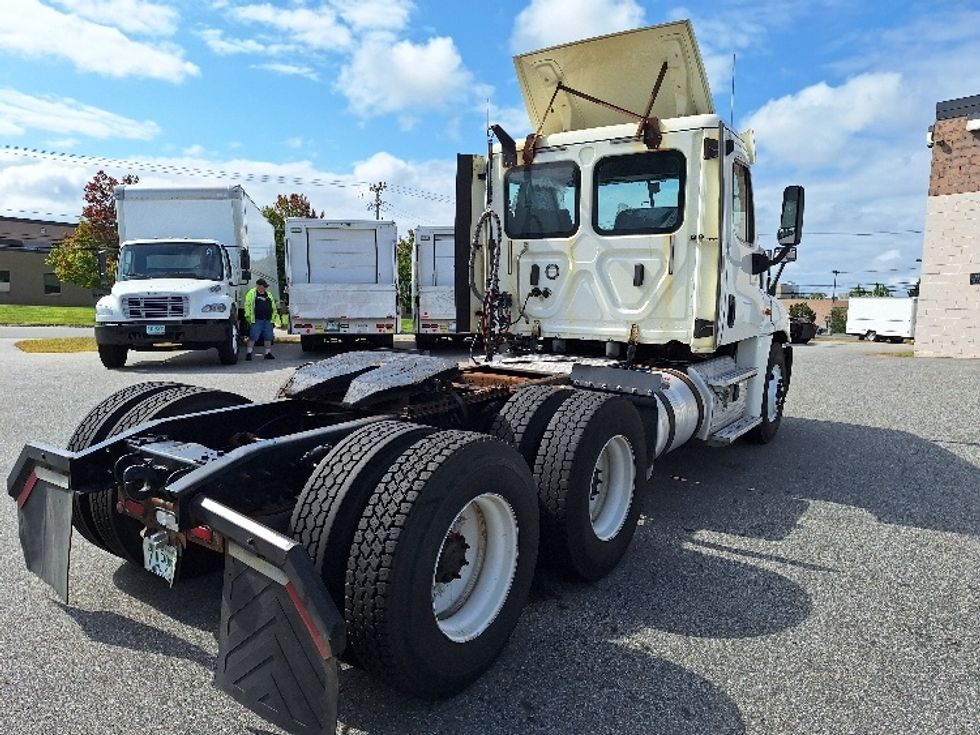 Day Cab Tractor-Heavy Duty Tractors-Freightliner-2018-Cascadia 12564ST-Londonderry-NH-584,694\n\t\tmiles-$ 27,500 - Image 7