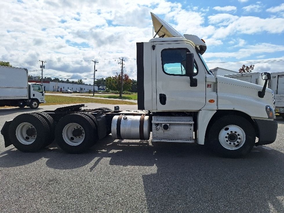 Day Cab Tractor-Heavy Duty Tractors-Freightliner-2018-Cascadia 12564ST-Londonderry-NH-584,694\n\t\tmiles-$ 27,500 - Image 8