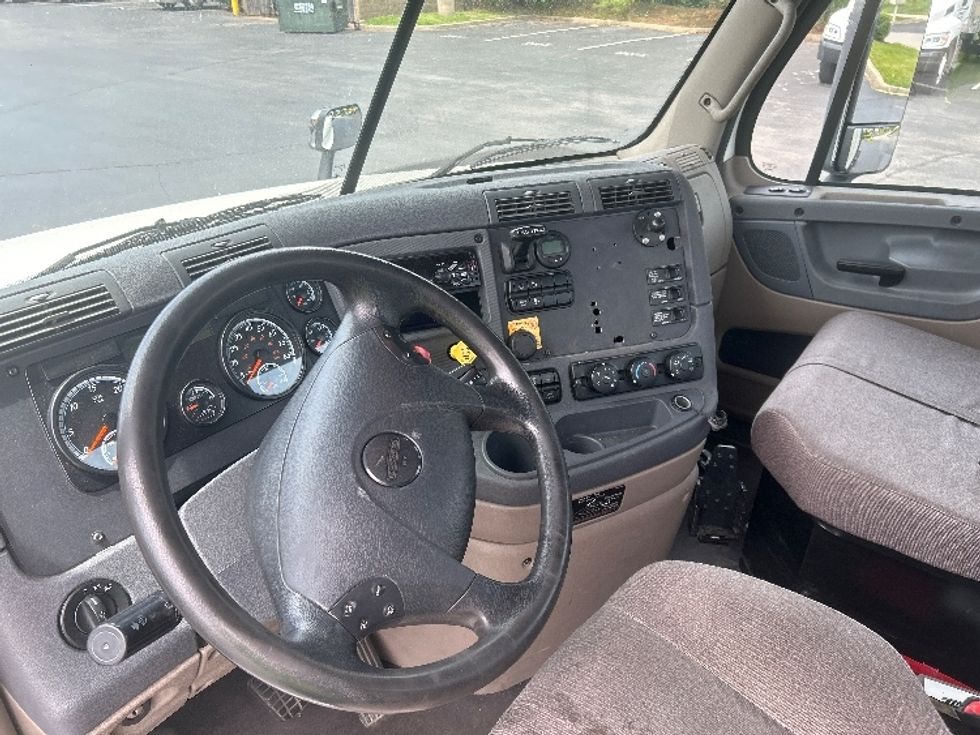 Day Cab Tractor-Heavy Duty Tractors-Freightliner-2018-Cascadia 12564ST-Louisville-KY-509,828\n\t\tmiles-$ 31,500 - Image 10