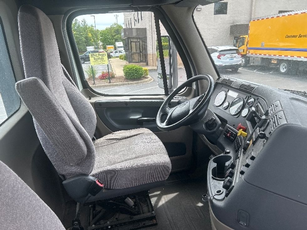 Day Cab Tractor-Heavy Duty Tractors-Freightliner-2018-Cascadia 12564ST-Louisville-KY-509,828\n\t\tmiles-$ 31,500 - Image 14