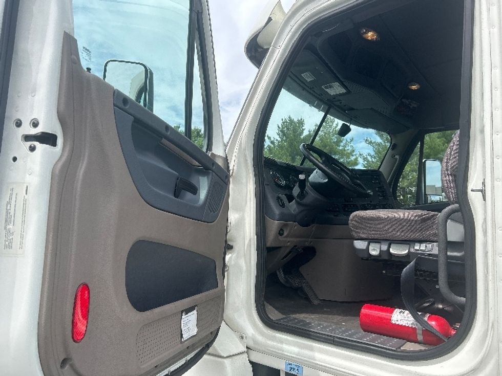 Day Cab Tractor-Heavy Duty Tractors-Freightliner-2018-Cascadia 12564ST-Louisville-KY-509,828\n\t\tmiles-$ 31,500 - Image 9