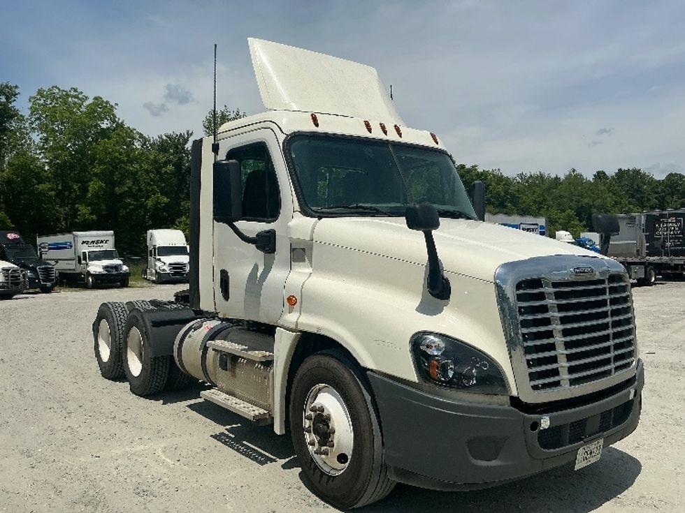 Day Cab Tractor-Heavy Duty Tractors-Freightliner-2018-Cascadia 12564ST-Macon-GA-207,845\n\t\tmiles-$ 49,500 - Image 1
