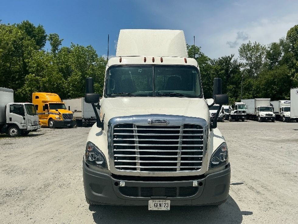 Day Cab Tractor-Heavy Duty Tractors-Freightliner-2018-Cascadia 12564ST-Macon-GA-207,845\n\t\tmiles-$ 49,500 - Image 2