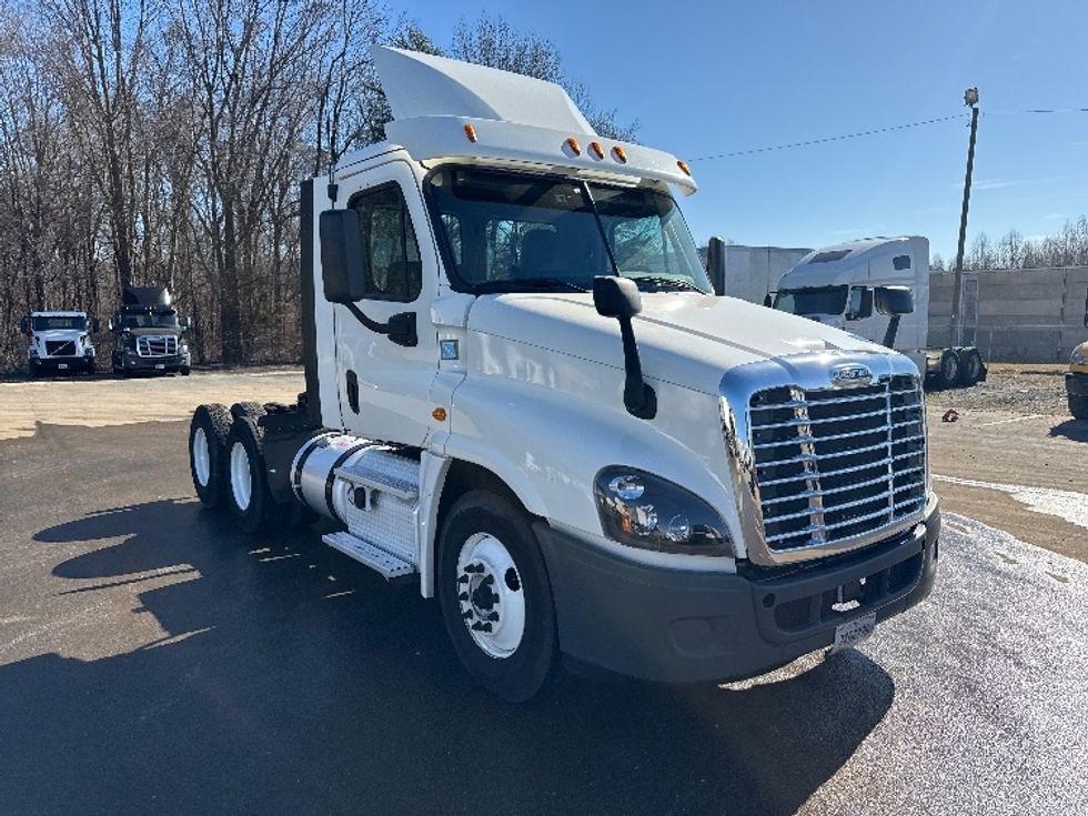 Day Cab Tractor-Heavy Duty Tractors-Freightliner-2018-Cascadia 12564ST-Mebane-NC-452,114\n\t\tmiles-$ 41,500 - Image 1