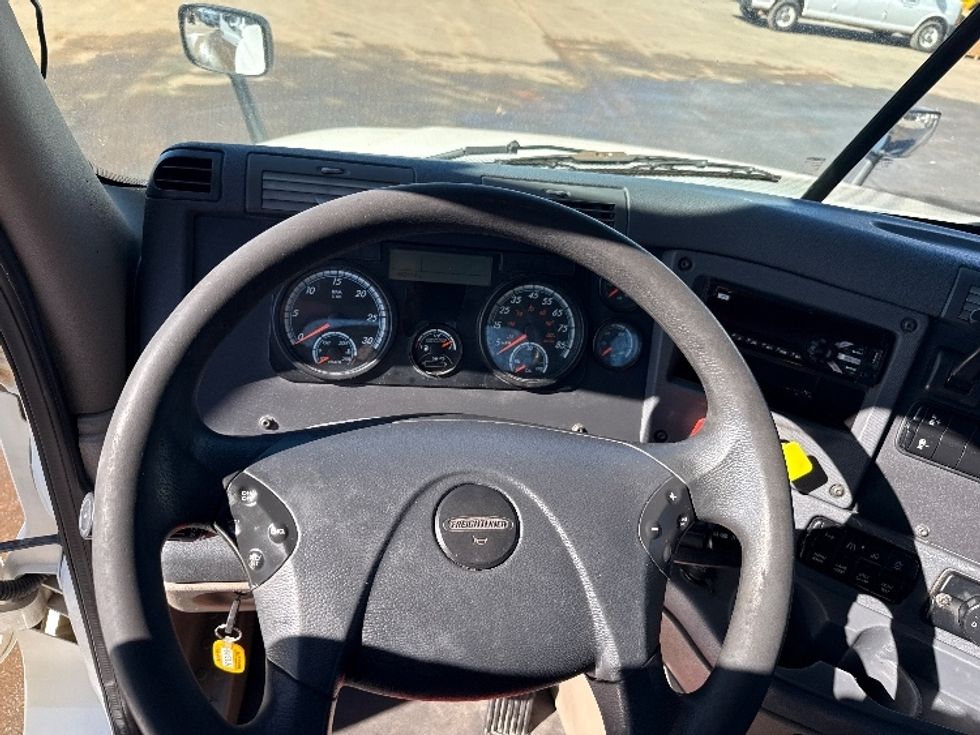 Day Cab Tractor-Heavy Duty Tractors-Freightliner-2018-Cascadia 12564ST-Mebane-NC-452,114\n\t\tmiles-$ 41,500 - Image 11